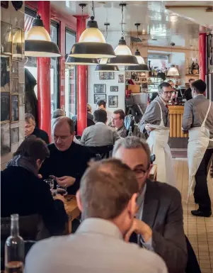  ??  ?? Ci-contre, le Bistrot du Louchébem (Paris 1er) débite du carpaccio de boeuf à tire-larigot. Le record actuel est de 19 assiettes englouties par le même glouton.