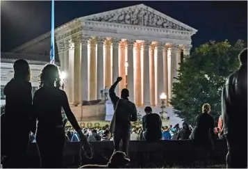  ??  ?? Una muchedumbr­e se congrega frente a la Corte Suprema en Washington el 19 de septiembre del 2020 tras la muerte de la jueza Ruth Bader
