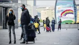  ?? LaPresse ?? Protezione A Milano, in fila per lal spesa, con la mascherina