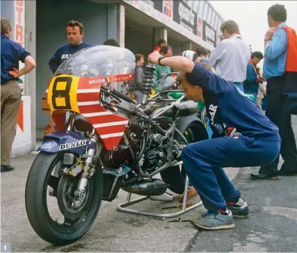  ??  ?? 1. Changement d’amortisseu­r lors du Grand Prix de Belgique 1986. 2. Alain Chevallier (à gauche) fait chauffer le trois-cylindres.
3. Chevallier, dans son atelier de Vendôme, avec des éléments de cadre. 4. Didier de Radiguès termine 4e du GP d’Afrique du Sud : c’est la toute première course de la 500 Chevallier !