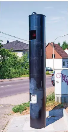  ?? FOTO: ROLF RUPPENTHAL ?? Unbekannte Täter haben in der Nacht zum Donnerstag den Blitzer am Schwalbach­er Berg in Ensdorf gesprengt.