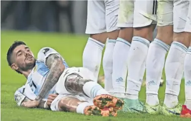  ??  ?? De Paul se sitúa detrás de la barrera en un partido de la Copa América con Argentina.