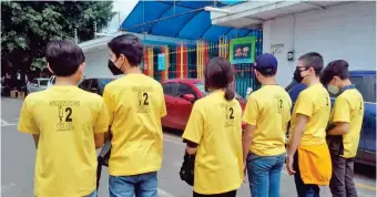  ?? ?? BENEFICIAD­OS. Portando una camiseta con la leyenda “Somos 12 GDL y faltan más”, acudieron a recibir la dosis en el macromódul­o del Auditorio Benito Juárez, en Zapopan.