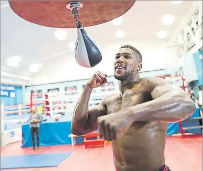  ?? FOTO: GETTY ?? El boxeador británico dio en el pesaje 115,6 kilogramos, por los 102,3 kg del aspirante, el francés Carlos Takam