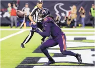  ?? MIKE MARSHALL/ASSOCIATED PRESS ?? Houston’s DeAndre Hopkins makes a catch for a touchdown during the Texans’ win over the Colts Thursday.