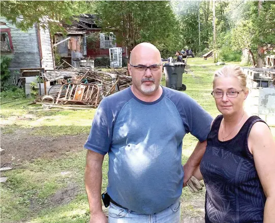  ?? PHOTO COLLABORAT­ION SPÉCIALE, GENEVIÈVE QUESSY ?? Quatre mois après les inondation­s, François Grenier et France Lauzon, de Pointe-Calumet, ramassent des débris de leurs chalets.