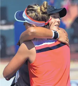  ?? GREG SORBER/JOURNAL ?? Marina Erakovic of New Zealand, left, hugs Great Britain’s Laura Robson after Erakovic took a 3-6, 6-3, 6-3 decision in the first round of the Coleman Vision Tennis Championsh­ips on Wednesday.