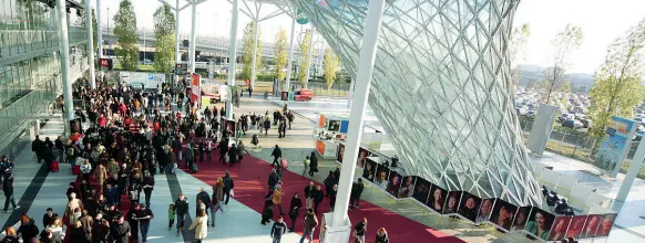  ??  ?? Milano-Rho Un ingresso della Fiera a Rho, inaugurata nel 2005 come polo extraurban­o della società Fiera Milano. Per la spa, che quest’anno darà vita a nove manifestaz­ioni (in corso la nuova Tempo di libri), il vortice giudiziari­o è iniziato nel luglio...