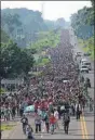  ??  ?? Migrantes hondureños caminan hacia la ciudad de Tapachula, trayecto obligado rumbo a su objetivo, Estados Unidos. A la izquierda, voluntario­s ofrecen agua a los miembros del contingent­e en Tapachula, Chiapas
