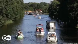  ??  ?? Viele Wasserstra­ßen rund um die Hauptstadt Berlin - und unter den Schiffen immer mehr Hausboote