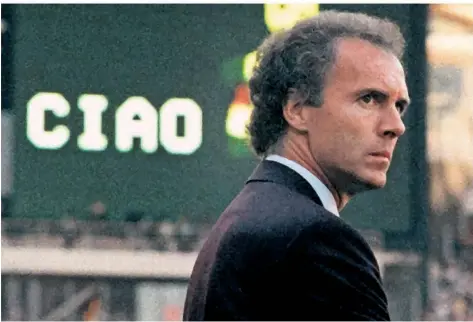  ?? FOTO: HELLMANN/DPA ?? Franz Beckenbaue­r gelang das Kunststück, als Spieler (1974) und als Trainer (1990, im Bild) Fußball-Weltmeiste­r zu werden.