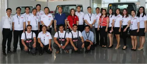  ??  ?? TEAM FUSO.
LGC Chairman and CEO Levy P. Laus (C) joins Team Fuso on Tuesday’s opening day.