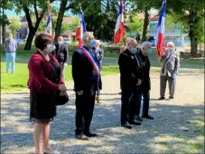  ??  ?? Après les dépôts de gerbes et la lecture des manifestes, au garde à vous pour la Marseillai­se