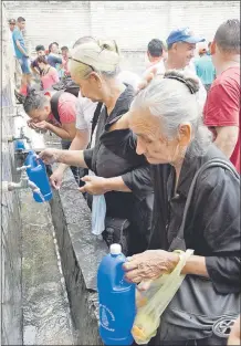  ??  ?? Con luto cerrado por el padre fallecido hace poco a los 103 años, estas dos hermanas llegaron desde Horqueta.