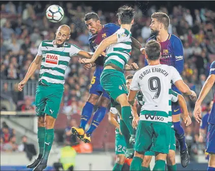  ?? FOTO: PEP MORATA ?? Paulinho marca de cabeza el segundo gol del Barça El brasileño fue aclamado en su primera titularida­d en el Camp Nou