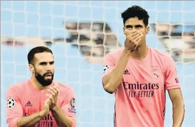  ?? PETER POWELL / AFP ?? Carvajal intenta animar un Varane abatut, que va fallar en els dos gols del City