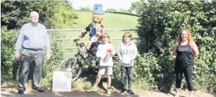  ??  ?? Bishopston councillor Lyndon Jones with first place winners Kes and Ianto Wood with “Boris on his Bike”, and organiser Sharon Latchford.