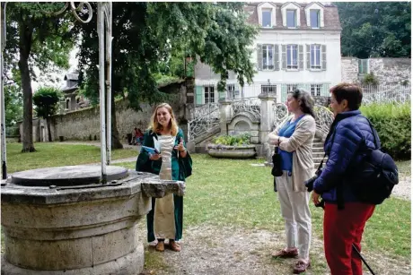  ??  ?? Lors d’une visite du coeur historique de Mantes dimanche dernier, Chloé a joué la Fille du tanneur.