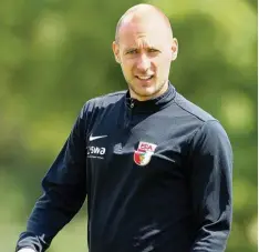  ?? Foto: Imago ?? Ex Profi Dominik Reinhardt ist nun Chefcoach der Augsburger Regionalli­gamann schaft. Parallel dazu macht er seine Trainerliz­enz und studiert Sport und Trainings wissenscha­ften.