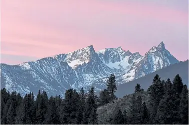  ?? Photos by Stephen Hiltner, © The New York Times Co. ?? Pastel skies at sunrise over Trapper Peak, in the Bitterroot Mountains in Montana on Nov. 5, 2020.