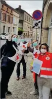  ??  ?? L’équipe de la Croix Rouge prête à distribuer les masques