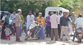  ?? —S.SURENDERRE­DDY ?? Flood victims queue up outside the Mee Seva centres to apply for compensati­on of ` 10,000 by the state government, only to find them locked, in Hyderabad on Monday.