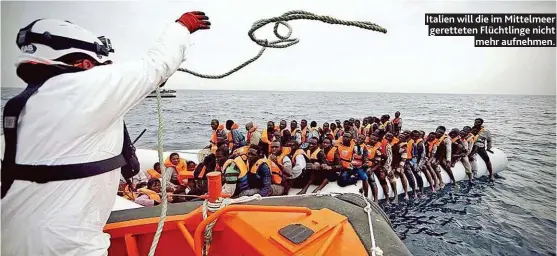  ??  ?? Italien will die im Mittelmeer geretteten Flüchtling­e nicht mehr aufnehmen.