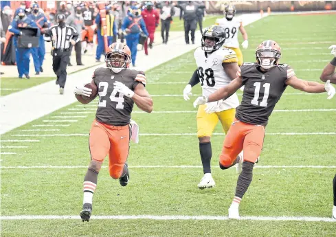  ?? AFP ?? The Browns’ Nick Chubb, left, scores a touchdown against the Steelers in Cleveland.