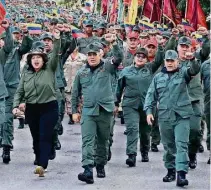  ?? AFP ?? ► El ministro de Defensa, Vladimir Padrino (c), le ha declarado lealtad total al líder chavista Nicolás Maduro.