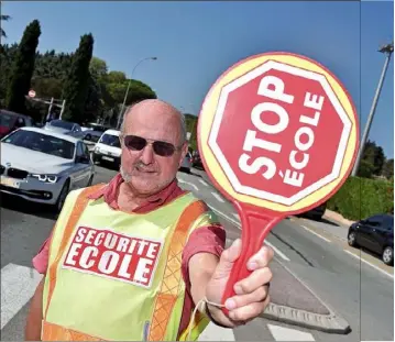  ?? (Photo Michel Johner) ?? C’était également la rentrée pour Richard Brzychcy, papy trafic devant les établissem­ents scolaires de la Tour de Mare depuis cinq ans.