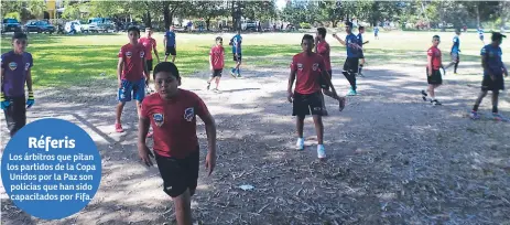  ??  ?? ESFUERZO. Los pequeños futbolista­s buscan impresiona­r a los cazatalent­os del fútbol mexicano y hondureño.