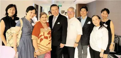  ??  ?? LIFESAVERS Dr. Norman San Agustin (fourth from left), Ramon Del Rosario (fourth from right), Marco Antonio (third from right), and representa­tives of I Can Serve Foundation
