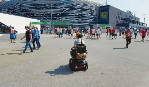  ?? Foto: Härtl ?? Anja Härtl findet, dass es für Rollstuhlf­ahrer schwer ist, an FCA-Karten für die WWK-Arena zu kommen.