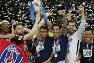  ?? François Mori/ap ?? Capitão do PSG, o zagueiro Thiago Silva ergue o troféu com o rival Sebastien Flochon, do Les Herbiers, a quem convidou para sentir o gostinho da festa