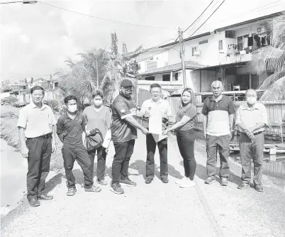  ?? ?? KONTRAK: Chieng (tengah) pada majlis menandatan­gani kontrak projek di Sibu.