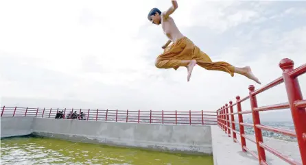  ?? — Reuters ?? An Afghan boy jumps into water on a hill top in Kabul, Afghanista­n.