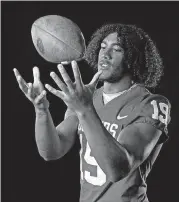  ?? [PHOTO BY STEVE SISNEY, THE OKLAHOMAN] ?? Linebacker Caleb Kelly wants to make his hometown proud after other Fresno, California products haven’t panned out at OU.