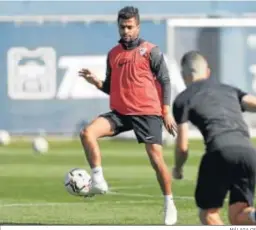  ?? MÁLAGA CF ?? Benkhemass­a, en el entrenamie­nto de ayer.