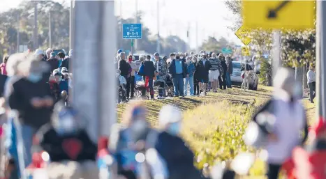  ?? OCTAVIOJON­ES/THE NEWYORKTIM­ES ?? People wait in line for coronaviru­s vaccinatio­ns Tuesday in Lehigh Acres, Florida. Logistical problems across the U.S. have put the vaccinatio­n campaign far behind schedule in its third week.