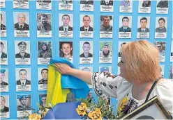  ?? ?? Un mural con fotos sirve de recuerdo de los muchos soldados ucranianos que han caído en la guerra.