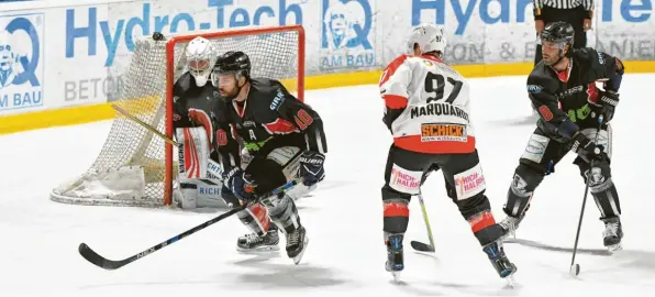  ?? Foto: Horst Plate ?? Gegen beide Gegner müssen auch die Stürmer gut nach hinten arbeiten. Im Bild Matthias Forster (links) und Fabio Carciola (rechts) in den schwarzen Trikots.