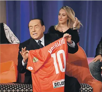  ?? [ imago ] ?? Er ist auf der Fußballbüh­ne zu Hause: Silvio Berlusconi.
