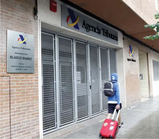  ??  ?? Vista de la puerta cerrada de la Administra­ción de Blasco Ibáñez de la Agencia Tributaria.