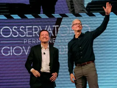  ??  ?? Insieme Tim Cook, amministra­tore delegato di Apple, e, alla sua destra, il presidente dell’Osservator­io permanente Giovani-Editori Andrea Ceccherini sul palco del teatro Odeon di Firenze