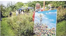  ?? RP-FOTO: ANDREAS ENDERMANN ?? Künstlerin Heike Denny durfte ihre Bilder in der Parzelle ihres Vaters zeigen. Schon als Kind hat sie im Kleingarte­n gespielt.