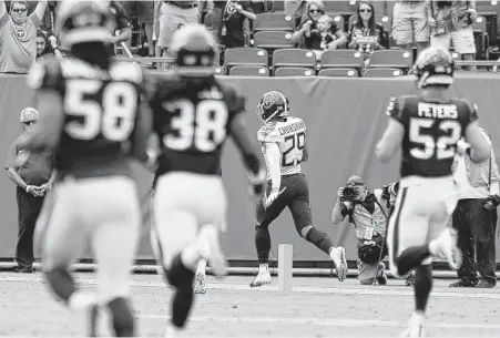  ?? Brett Coomer / Staff photograph­er ?? The Texans were caught off guard by a fake punt that the Titans ‘ Dane Cruikshank took 66 yards for a touchdown Sunday.