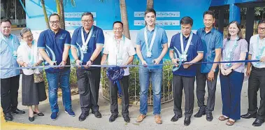  ??  ?? MWF Chair Rene Almendras and Mayor Vico Sotto join the inaugurati­on event of a 10-faucet hygiene facility in Rizal High School in last year’s Health in Our Hands project.