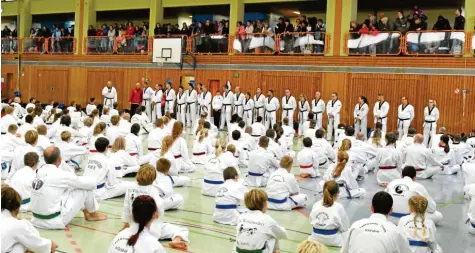  ?? Fotos: Ernst Mayer ?? Im Schulzentr­um kamen Teilnehmer, Referenten und Zuschauer zu Beginn des Bundesbrei­tensportle­hrgangs zusammen.