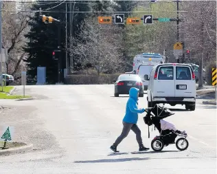  ?? COLLEEN DE NEVE/ POSTMEDIA NEWS FILES ?? TODAY: A pedestrian crosses the road on 30th Avenue in Elbow park on May 14.