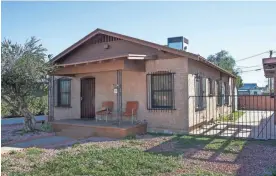  ?? TOM TINGLE/THE REPUBLIC ?? Willie Mays rented a room at this house, at 915 S. Seventh Avenue in Phoenix, in the spring of 1952. Mays wasn’t allowed to stay at his team’s accommodat­ions due to segregatio­n.